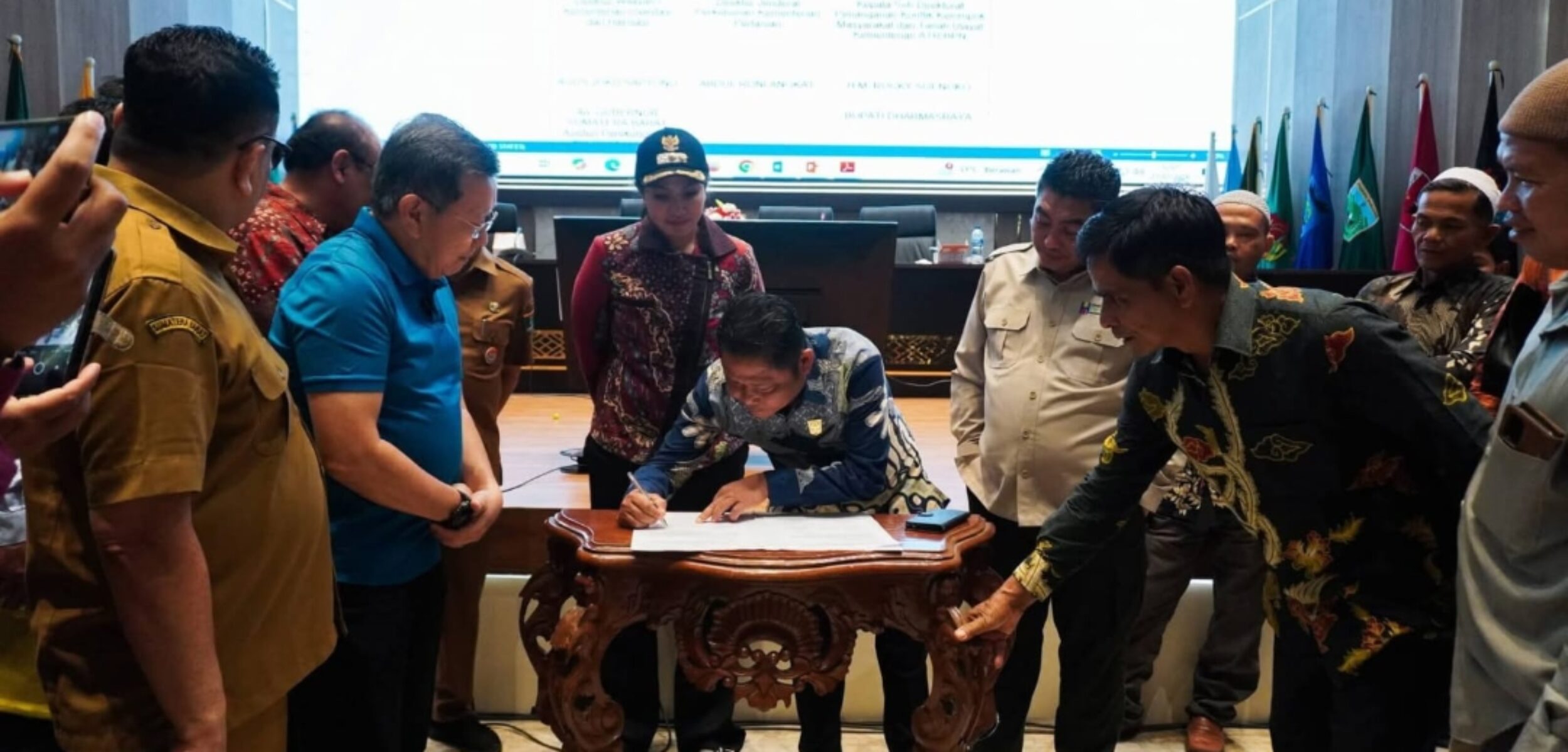 Screenshot 20260223 092455 1 Asisten Perekonomian dan Pembangunan Kabupaten Dharmasraya, Yefrinaldi dan Penandatanganan Berita Acara PT. TKA dan Masyarakat Adat di Padang beberapa waktu lalu.