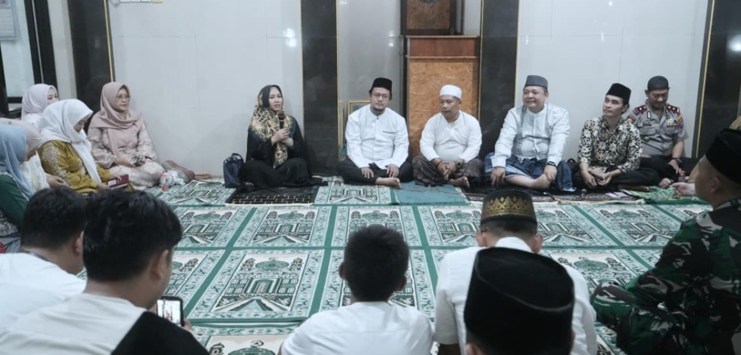 Wali Kota Mojokerto saat melakukan safari Ramadan di musala Nur Hidayah, Kelurahan Gunung Gedangan. (Kominfo Kota Mojokerto for Kabarterdepan.com)