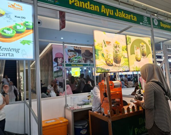 Tenant Pandan Ayu Jakarta Sajikan Dawet Kekinian dengan Beragam Varian di Festival Kuliner Mojokerto