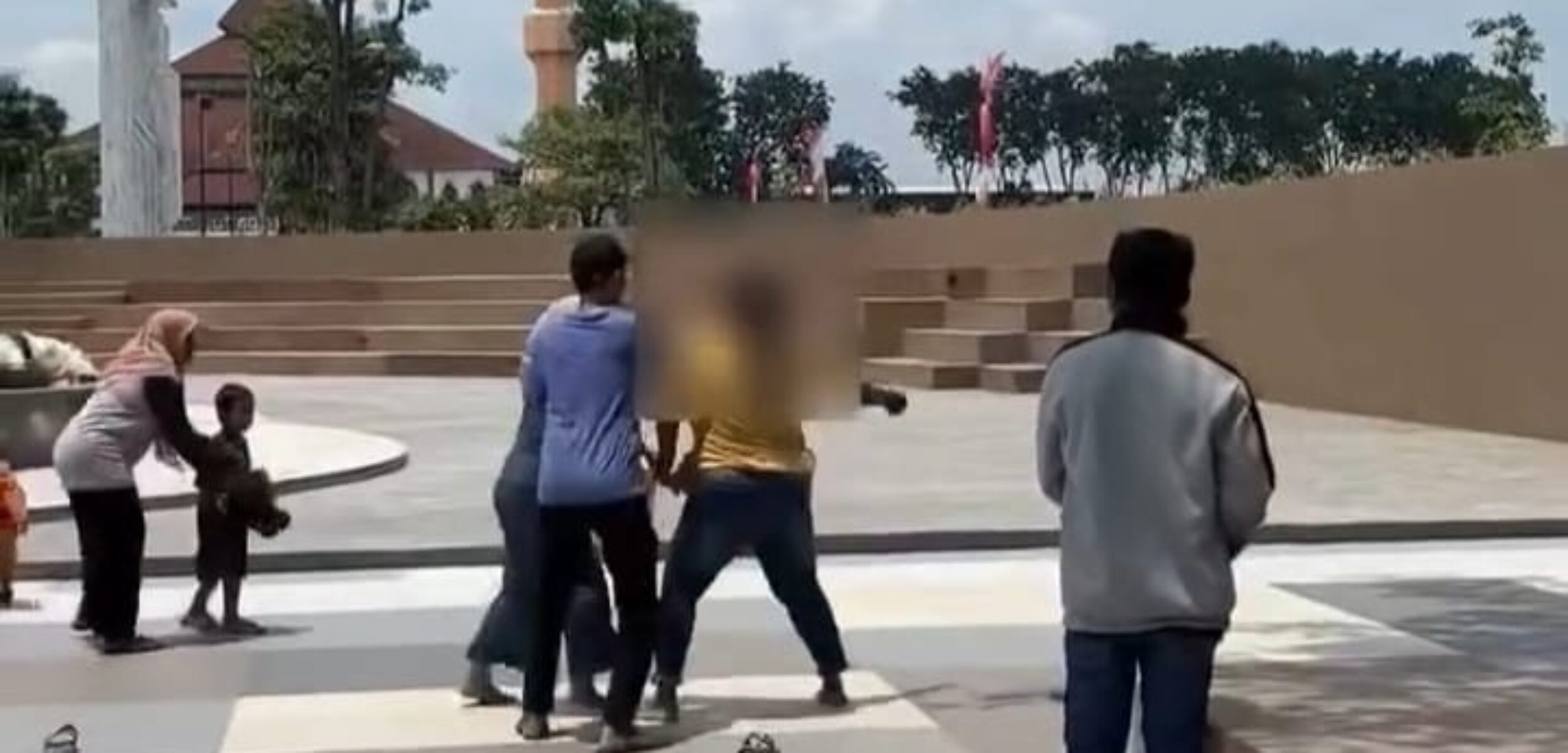 Keributan Warnai CFD Perdana di Alun-alun Sidoarjo, Dua Wanita Terlibat Perkelahian