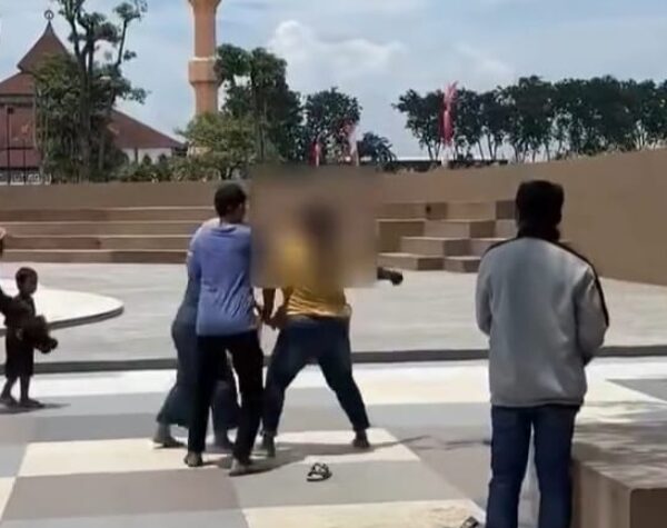 Keributan Warnai CFD Perdana di Alun-alun Sidoarjo, Dua Wanita Terlibat Perkelahian