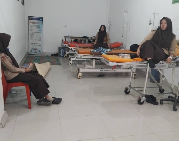WhatsApp Image 2026 02 04 at 17.00.55 1 MBG Diduga Picu Gangguan Kesehatan, Puluhan Siswa Dilarikan ke Rumah Sakit