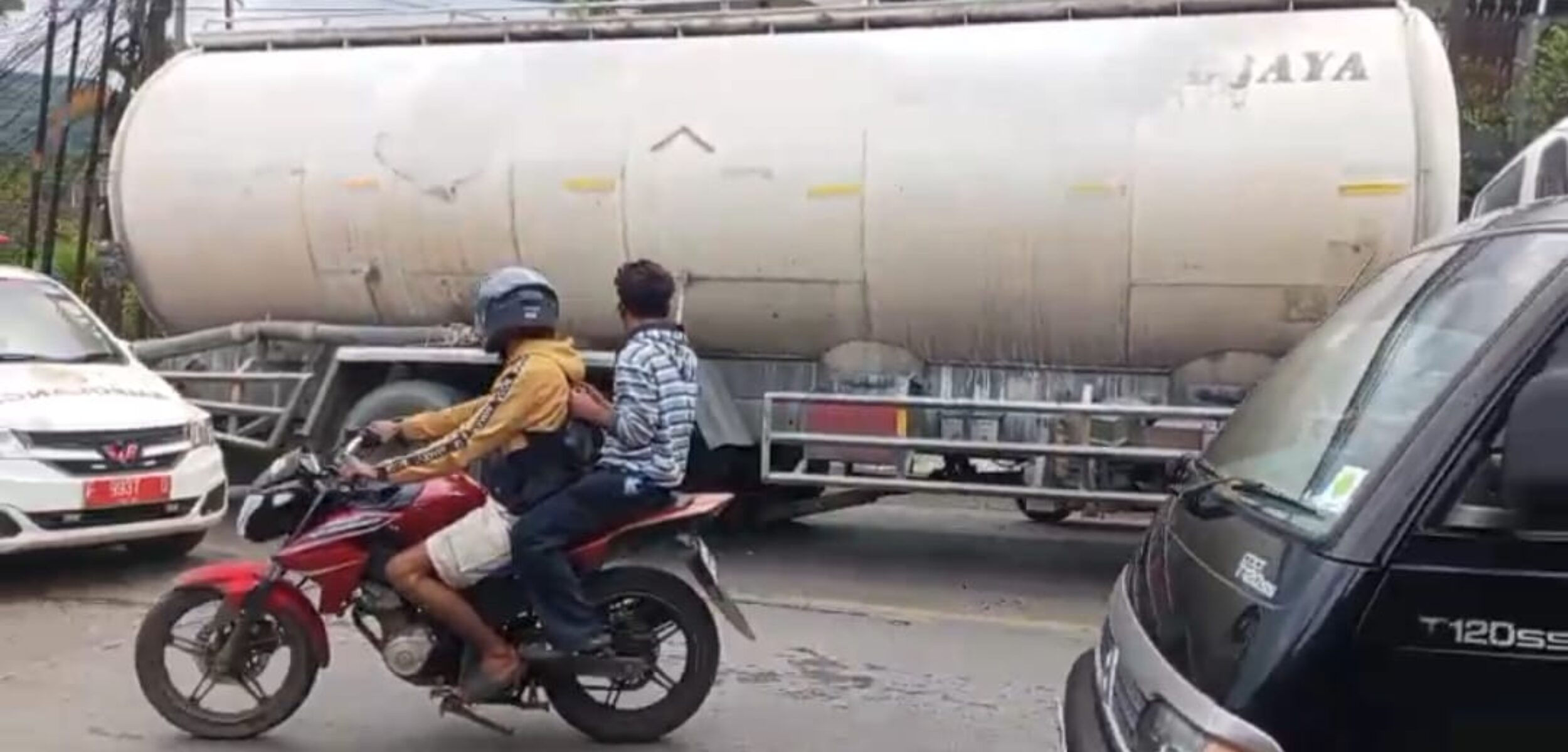 Jalur Nasional Sukabumi - Bogor Macet! Ada Truk Besar Patah AS Roda di Tanjakan Pamuruyan Cibadak.