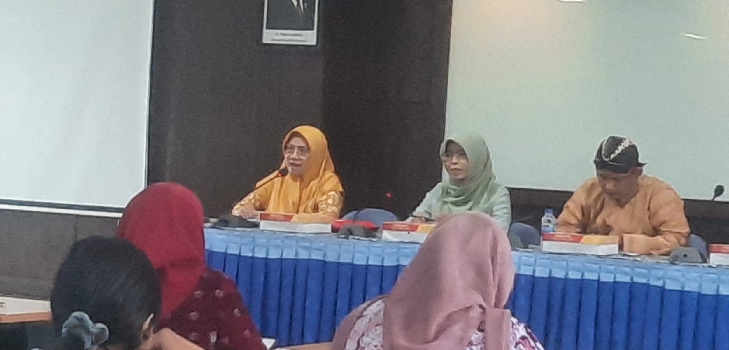 Sekretaris Disnaker Sleman Siti Istiqomah Tjatur S. Saat jumpa pers di Disnaker Sleman, Kamis (5/2/2026). (Hadid Husaini/kabarterdepan.com)