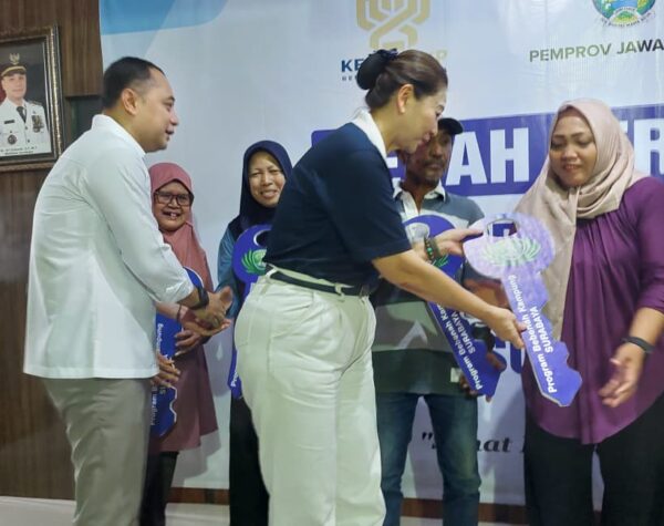 Program Bebenah Kampung, Wali Kota Surabaya Serah Terima 100 Rumah Warga