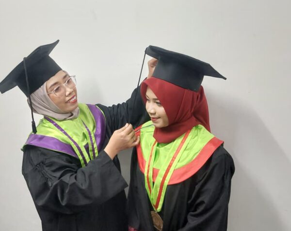 Wisuda Bareng Anak di Unesa, Kisah Haru Guru SMP Bojonegoro Raih Gelar S2