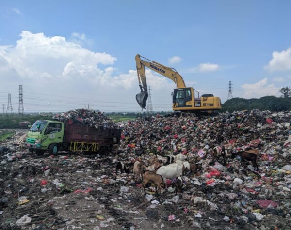 Di Balik Gunung Sampah Randegan Kota Mojokerto: Ada Harapan di Antara Gas Metana