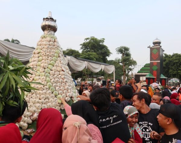 Ribuan Warga Padati Alun-alun Jombang, Rayakan Grebeg Apem Sambut Ramadan 1447 H