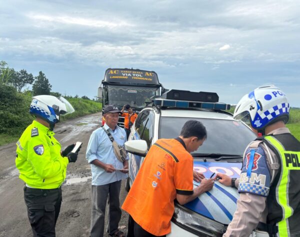 Sikat Bus Ugal-ugalan di Jombang, Polisi Beri Sanksi Parkir Paksa di Lokasi Razia