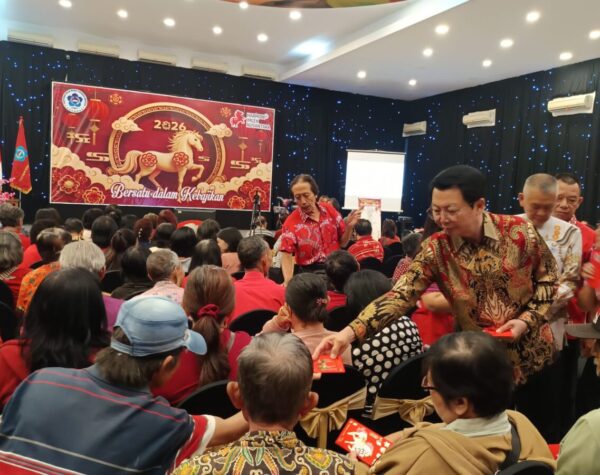 Sambut Imlek, PSMTI Kota Mojokerto Bakti Sosial Bagikan 150 Angpao