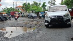 Jalan Setiabudi Krian Sidoarjo Rusak Berat, Pedagang Pasar Keluhkan Risiko Kecelakaan