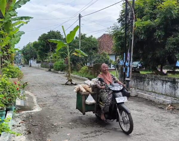 WhatsApp Image 2026 02 16 at 15.53.31 1 1 Jalan Rusak 10 Tahun, Warga Sawiji Jombang Tanam Pisang di Tengah Jalan