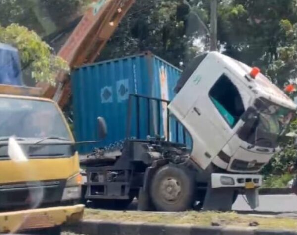 Kecelakaan Tunggal Truk di Turunan SPBU Ngaliyan Semarang, 1 Lajur Tertutup