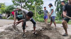 Warga Tanjunganom Swadaya Tutup Jalan Ambles, Pemkab Sidoarjo Pastikan Perbaikan Bertahap