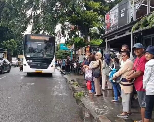 Penumpang Transjakarta di Komsen Jatiasih Tunggu di Pinggir Jalan, Dishub Bekasi Rencanakan Pembangunan Halte