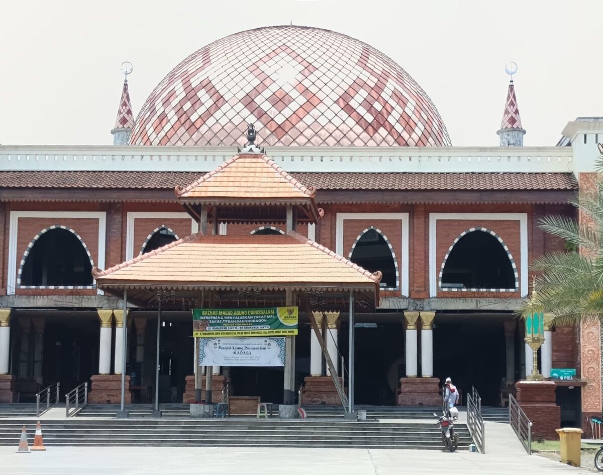 Masjid Agung Darussalam Mojokerto.