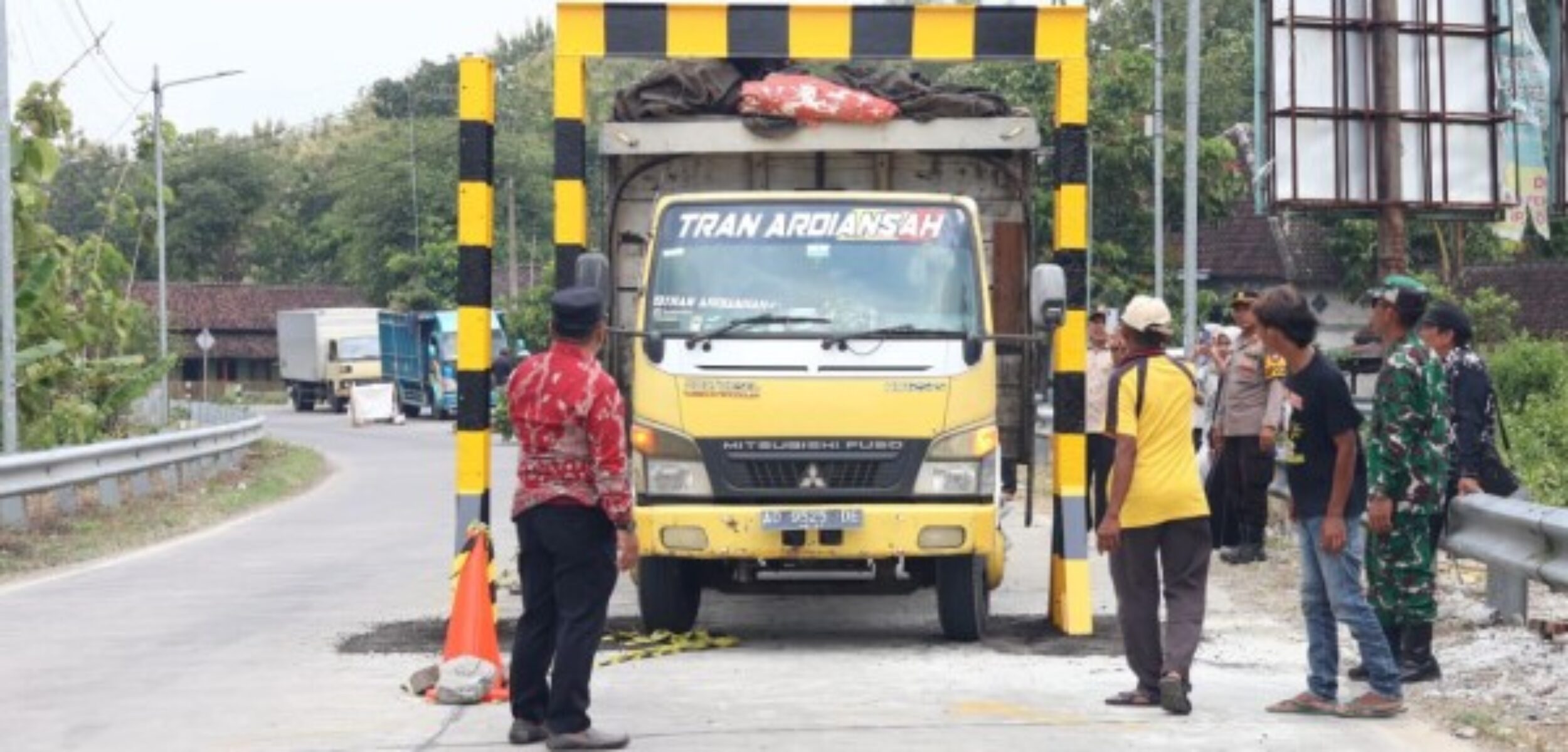 Portal Jembatan TBB Tuai Kritik, Sopir Truk dan Warga Mengaku Dirugikan