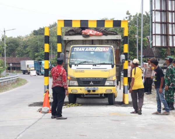 Portal Jembatan TBB Tuai Kritik, Sopir Truk dan Warga Mengaku Dirugikan
