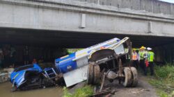 Hantam Median, Truk Tangki Jatuh dari Jalan Tol, Warga Berebut Tumpahan Solar