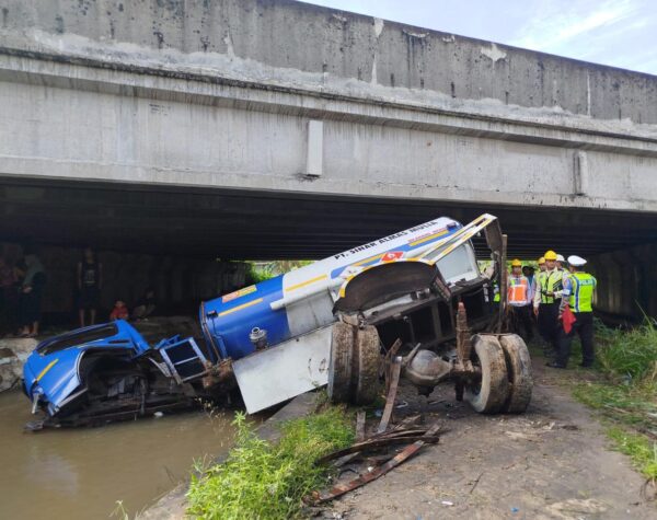 Hantam Median, Truk Tangki Jatuh dari Jalan Tol, Warga Berebut Tumpahan Solar