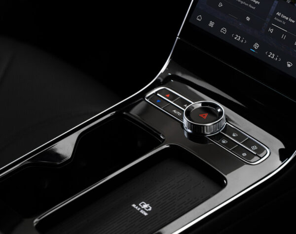 Central Phone Dock dengan pengisian daya nirkabel hingga 50W 1 LEPAS L8 dilengkapi Central Phone Dock dengan pengisian daya nirkabel