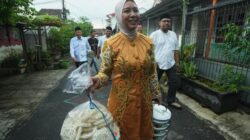 Bersama Suami, Wali Kota Mojokerto Bawa Rantangan Ning Ita ke Rumah-rumah Warga