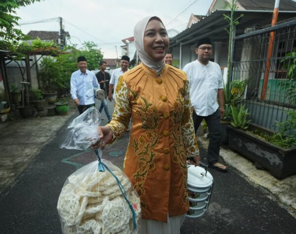 Bersama Suami, Wali Kota Mojokerto Bawa Rantangan Ning Ita ke Rumah-rumah Warga