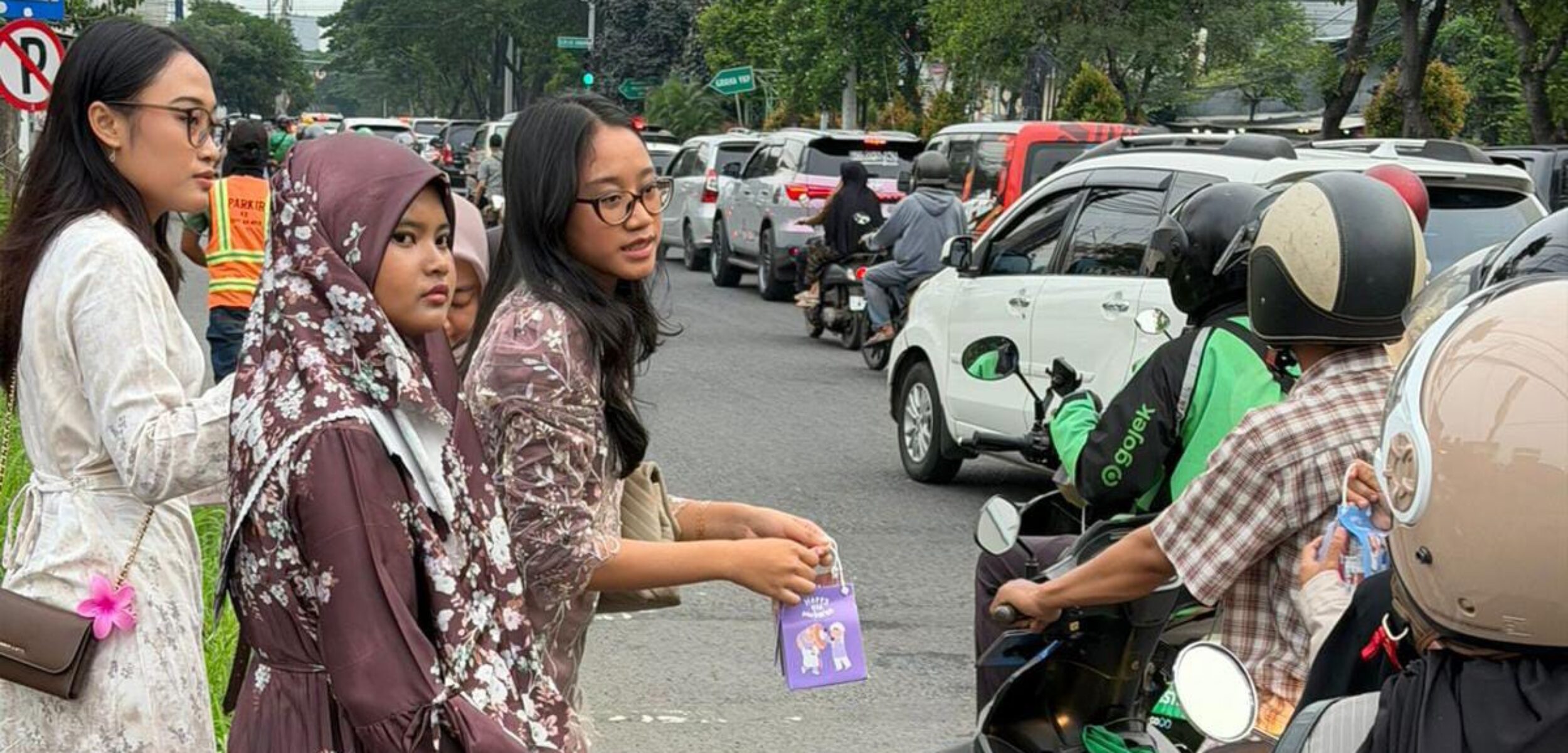 IMG 20260301 WA0126 1 Syakirah Ashillah Leticia Putri, Puteri Kebaya Jawa Timur 2024 saat membagikan takjil dan sembako di jalan kawasan Sidoarjo.(Azies/Kabarterdepan.com)