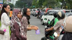 Ketika Puteri Kebaya Remaja Jatim 2024 Turun ke Jalan Bagikan Beras dan Takjil di Sidoarjo