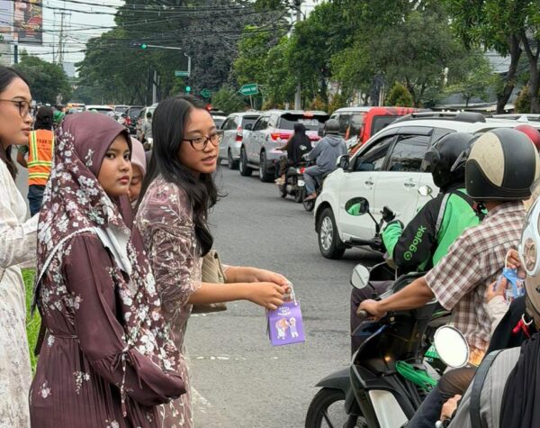 Ketika Puteri Kebaya Remaja Jatim 2024 Turun ke Jalan Bagikan Beras dan Takjil di Sidoarjo