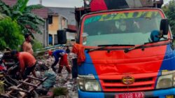 Sampah Penyumbat Kali Bekasi Utara Dibenahi, UPTD Kebersihan Siagakan Personel   