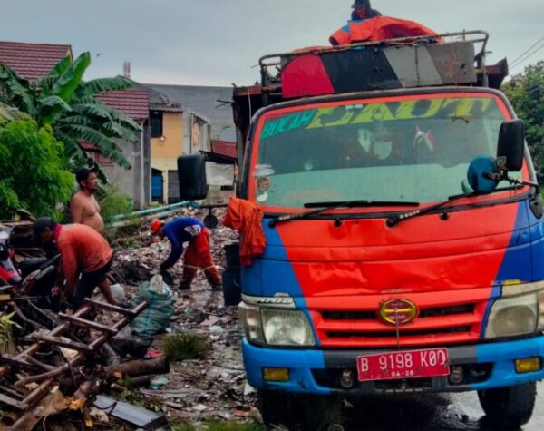 Sampah Penyumbat Kali Bekasi Utara Dibenahi, UPTD Kebersihan Siagakan Personel   