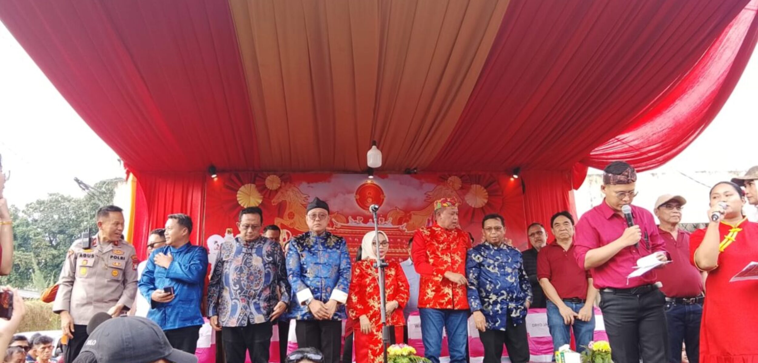 IMG 20260303 WA0128 1 Wali Kota Bekasi Tri Adhianto saat menghadiri perayaan Cap Go Meh bersama ketua yayasan Pancaran Tri Darma Ronny Hermawan serta tamu undangan (yanso/kabarterdepan.com)