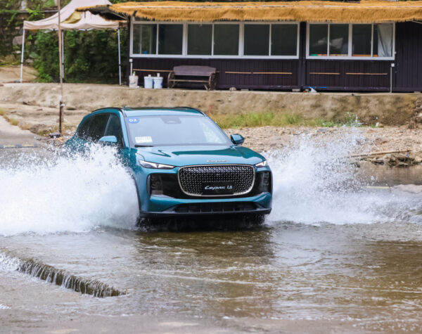 Ketenangan Berkendara di Musim Hujan 1 LEPAS L8: Jawaban Mobilitas New Energy Vehicle di Tengah Tantangan Musim Hujan