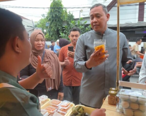 Wali Kota Bekasi Borong Takjil Siswa SLB