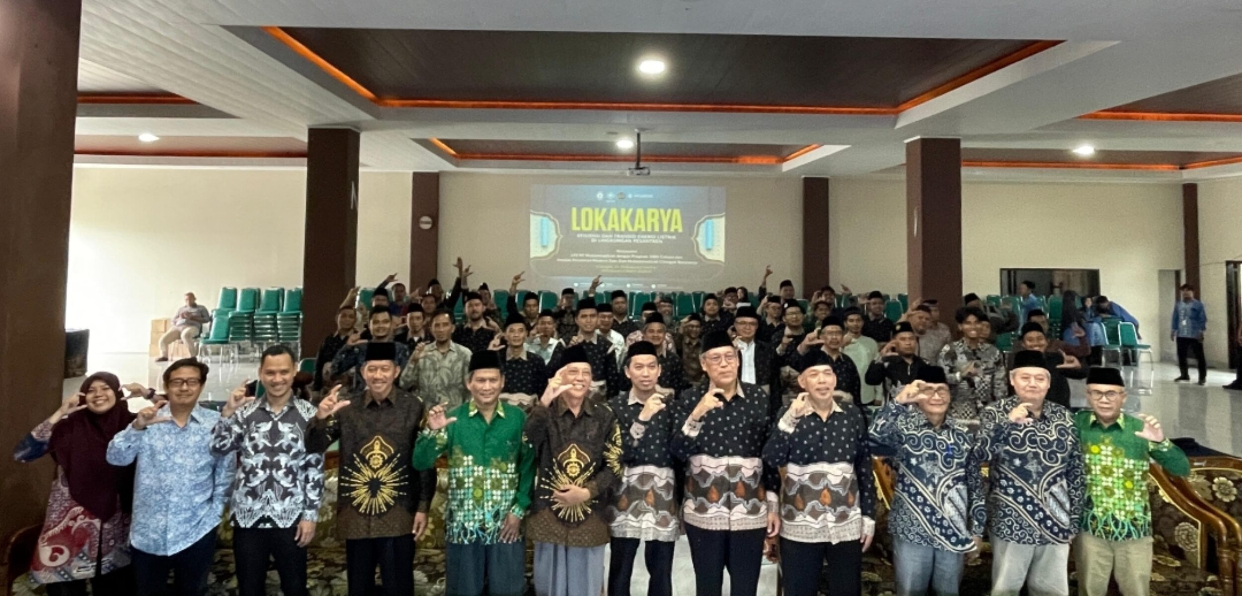 Screenshot 20260302 210638 1 Foto bersama setelah pembukaan Lokakarya efisiensi dan transisi energi listrik 1000 cahaya di lingkungan pesanteren, pada 28 Februari 2025 di MBS Zam-zam Cilongokok, Banyumas. (Ahmad/kabarTerdepan.com)