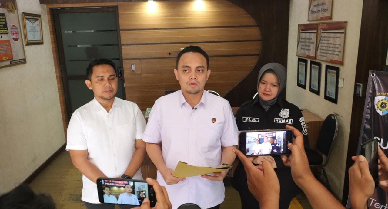 Kasat Reskrim Polres Mojokerto AKP Aldhino Prima Wirdhan saat memberikan keterangan pers terkait kasus Debt Collector (Segaf/KabarTerdepan.com)