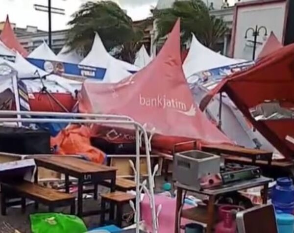 Angin Mendadak Terjang Halaman Sun City Mall Sidoarjo, Tenda Pedagang Berterbangan
